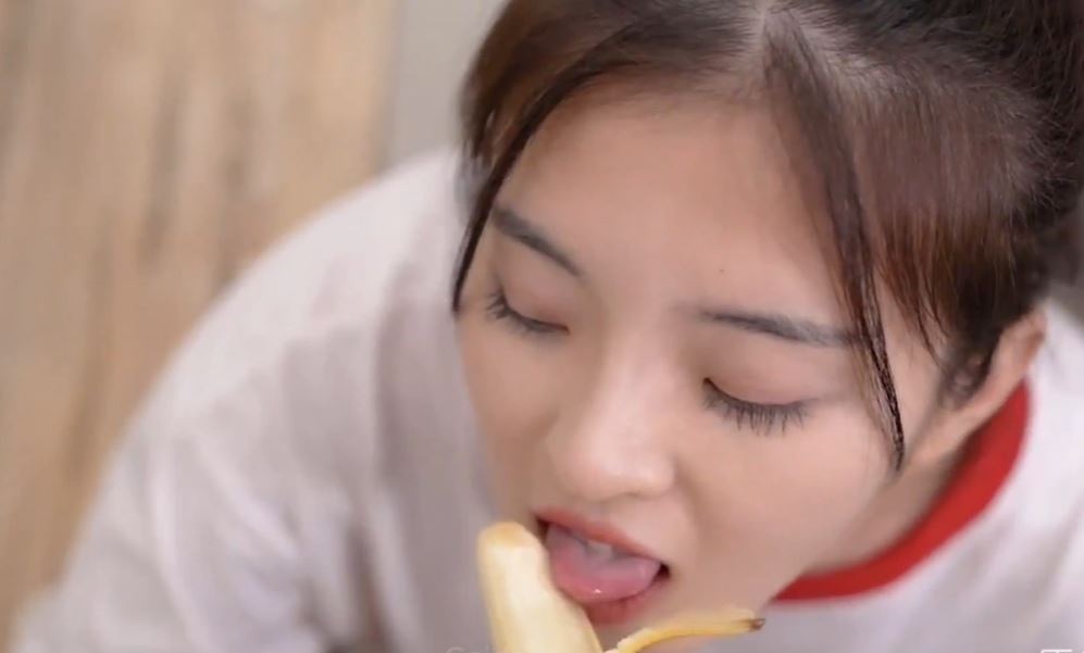 Diễn viên Lin Yuxi ăn chuối