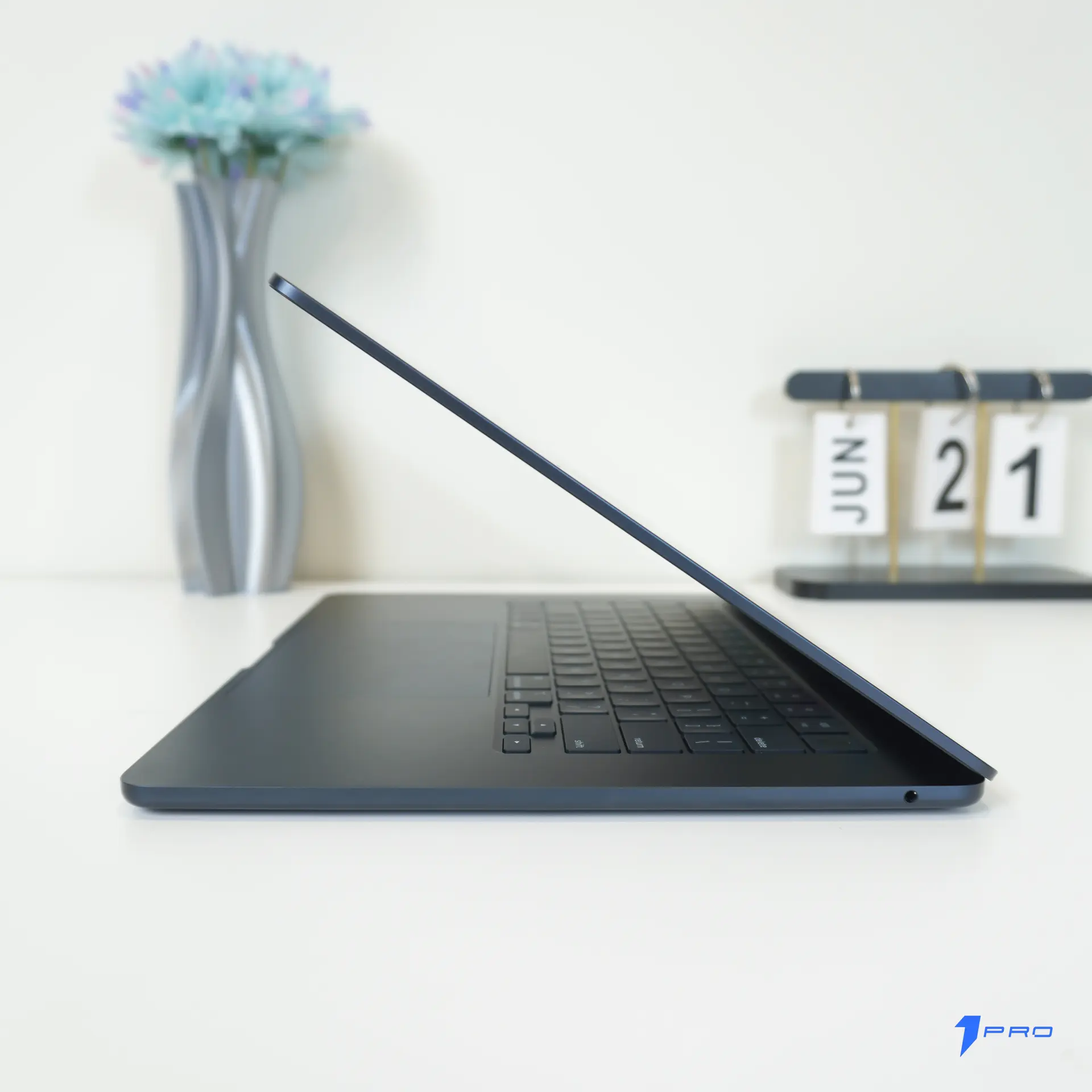 Cận cảnh màn hình tai thỏ của Macbook Air M2 hiển thị hình ảnh sắc nét