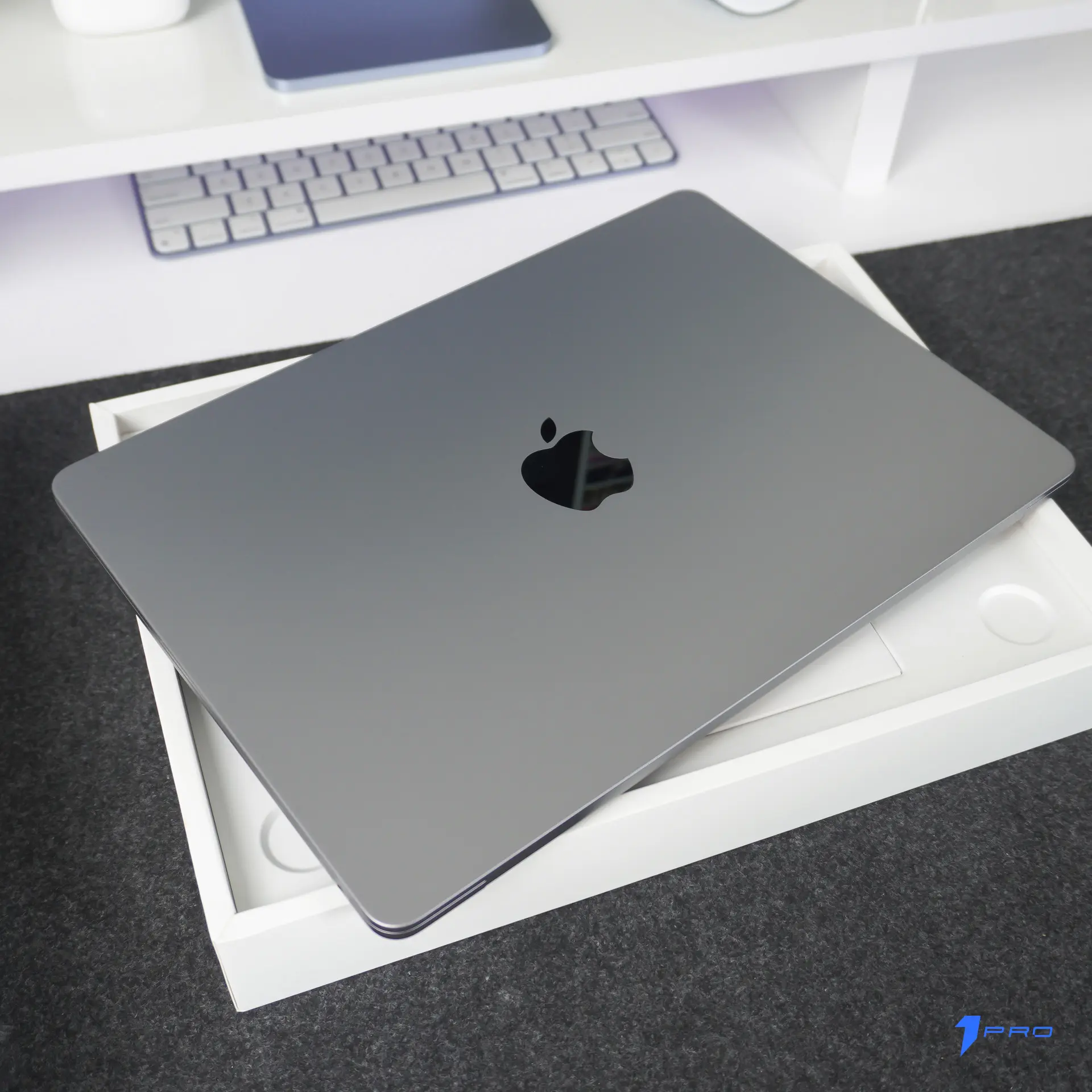 Macbook Air M2 màu midnight với thiết kế vuông vức hiện đại đặt trên bàn