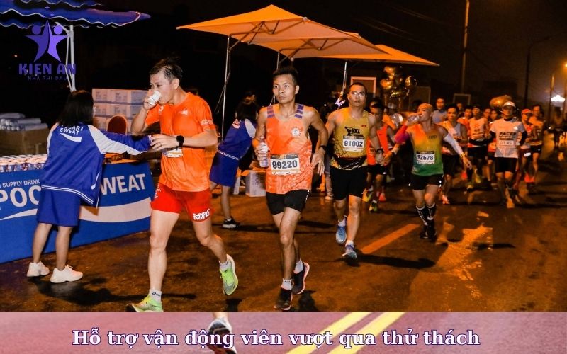Hỗ trợ vận động viên vượt qua thử thách
