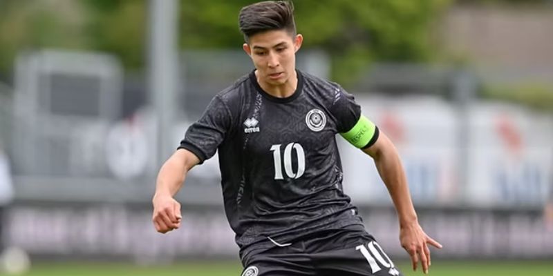 Dastan Satpaev ngọc thô đến từ Kazakhstan