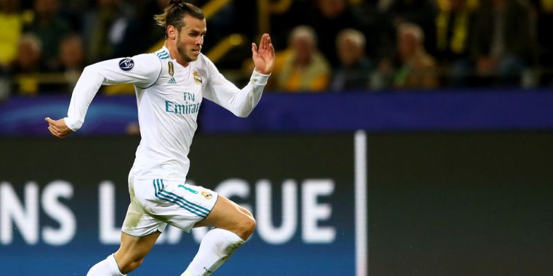 Cầu thủ chạy cánh thực hiện pha tăng tốc vượt mặt đối thủ