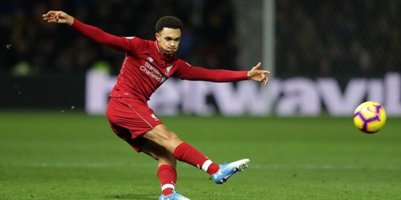 Pha tạt bóng chuẩn xác từ cầu thủ biên