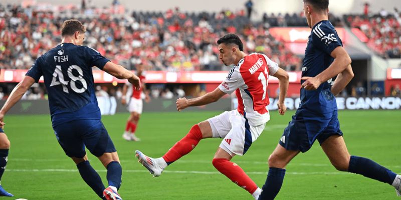 Cầu thủ biên vừa triển khai tấn công vừa hỗ trợ phòng ngự