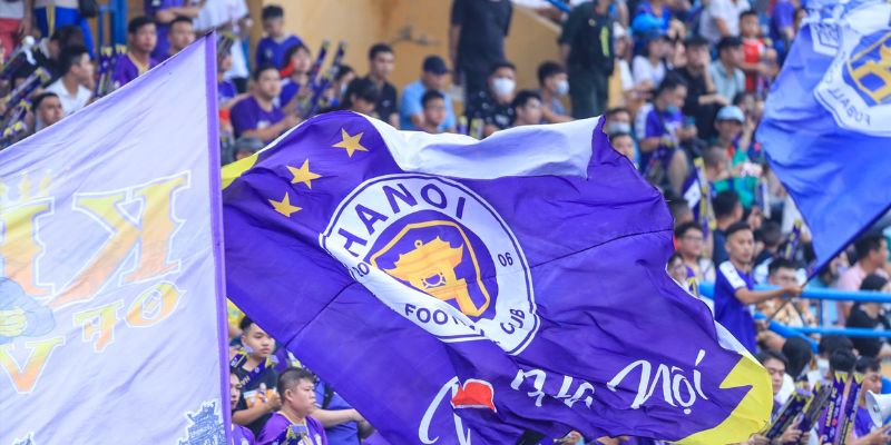 Khung cảnh sôi động của người hâm mộ cổ vũ đội Hà Nội FC