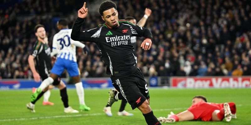 Khoảnh khắc Nwaneri và đồng đội ăn mừng bàn thắng