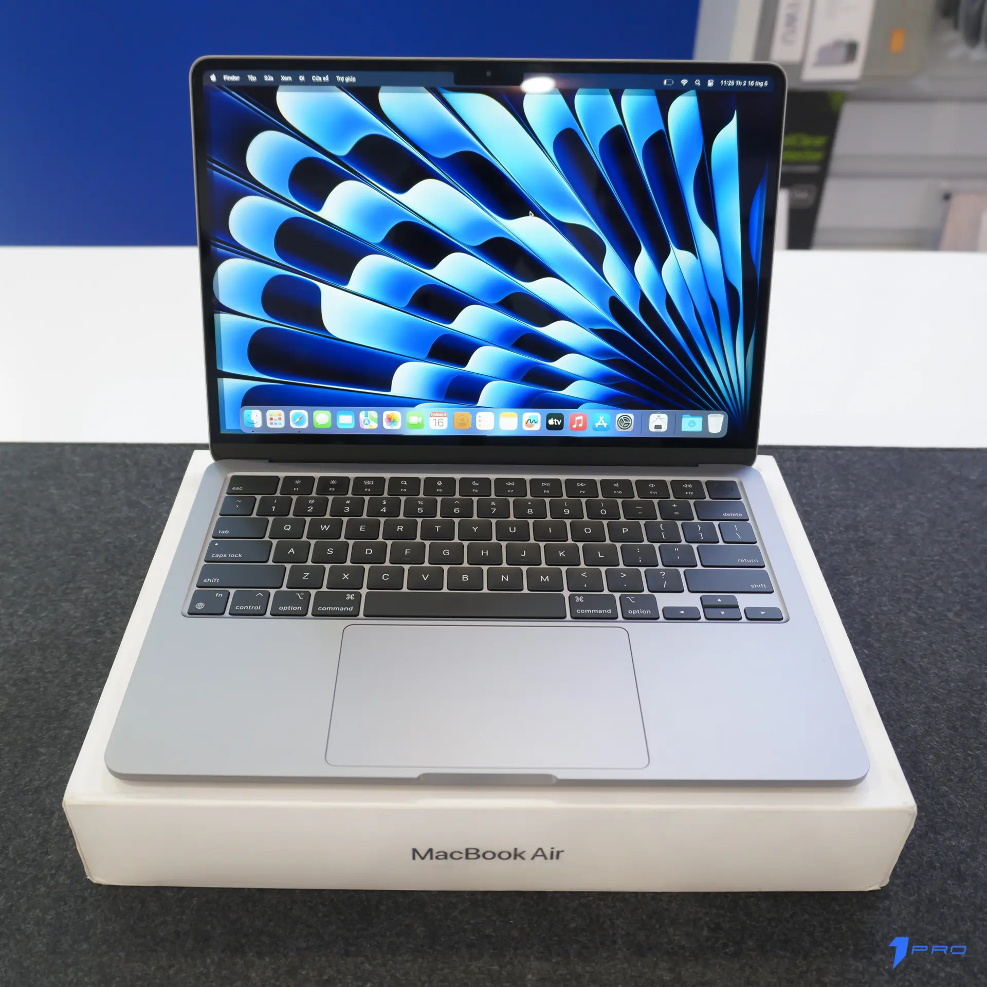 Macbook Air mỏng nhẹ đặt trên bàn gỗ tại quán cafe