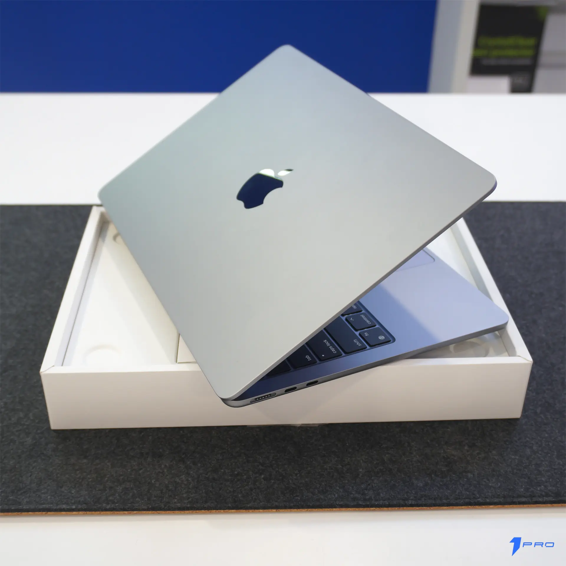 Người dùng đang làm việc đa nhiệm trên Macbook Air