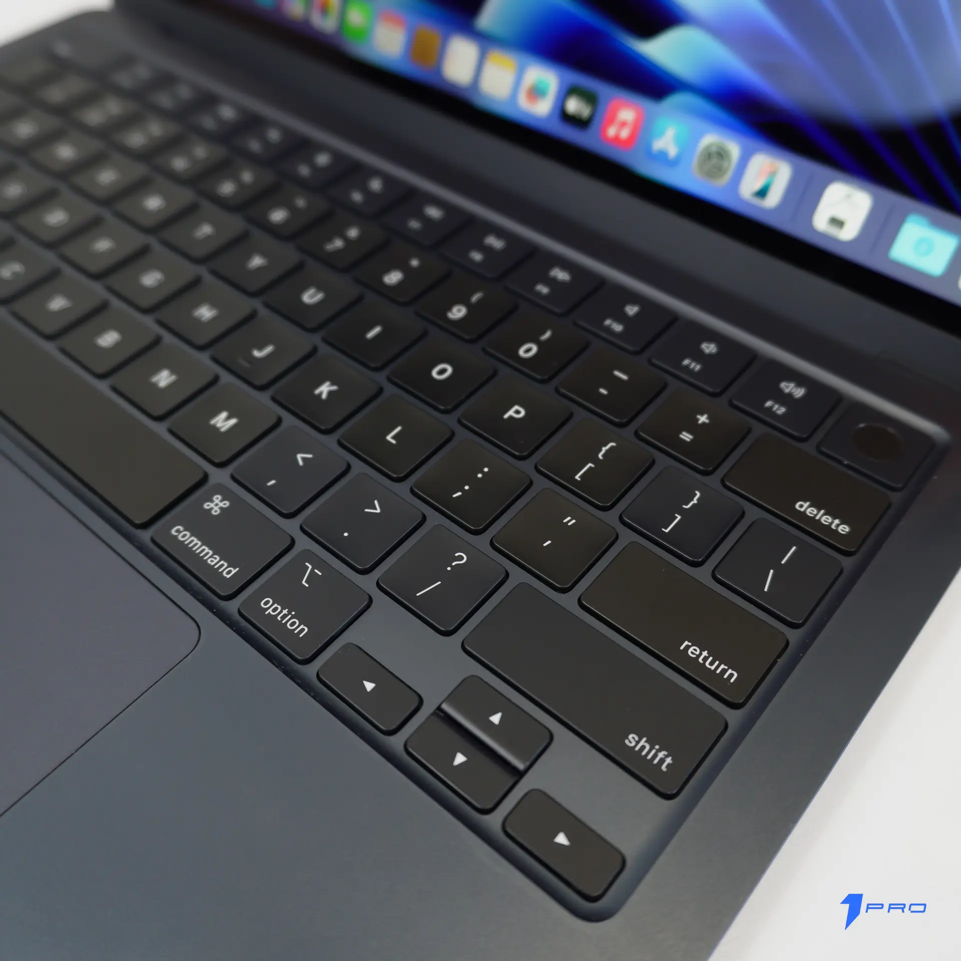 Macbook Air M4 xử lý nhiều ứng dụng cùng lúc