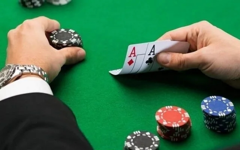 Nghệ thuật "thả con săn sắt, bắt con cá rô" trong Xì Tố